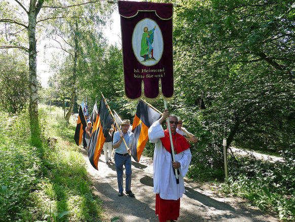Festgottesdienst zum 1.000 Todestag des Heiligen Heimerads auf dem Hasunger Berg (Foto: Karl-Franz Thiede) Festgottesdienst zum 1.000 Todestag des Heiligen Heimerads auf dem Hasunger Berg (Foto: Karl-Franz Thiede)